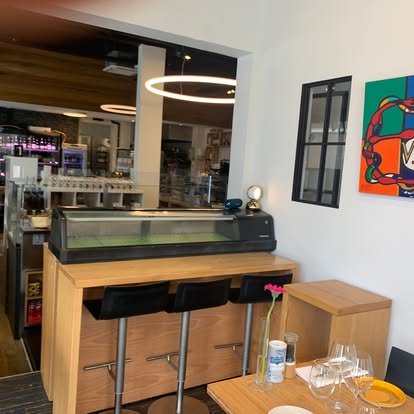 Le comptoir et la salle du restaurant Evan à Wemmel